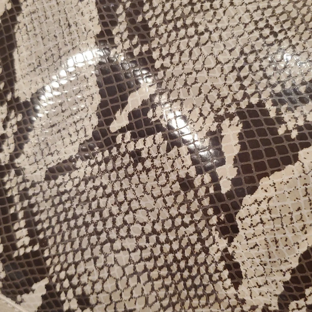 Like NEW Harper Lawrencr python print Shoulder bag